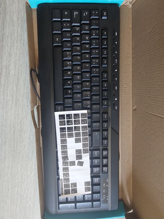 Teclado com cabo usado