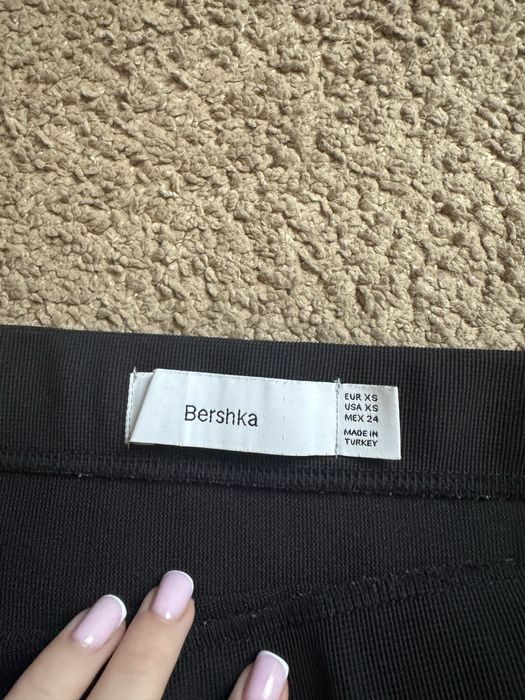 Мини юбка с разрезом в рубчкик черная bershka