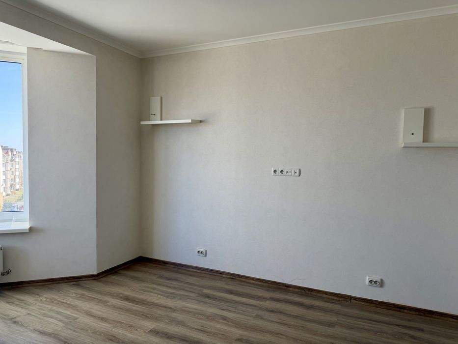 Продам. Однокімнатна 43м2 з ремонтом