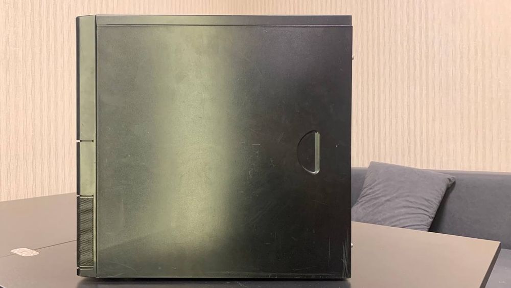 Старий комп'ютерний корпус (флоппі, дисковод) з блоком живлення 400в