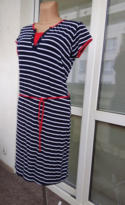 Letnia sukienka w granatowo-białe paski