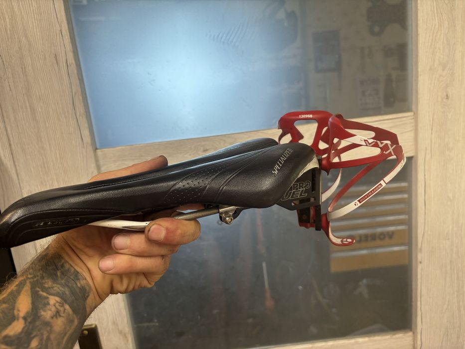 Siodełko rowerowe specialized z koszykami na bidon