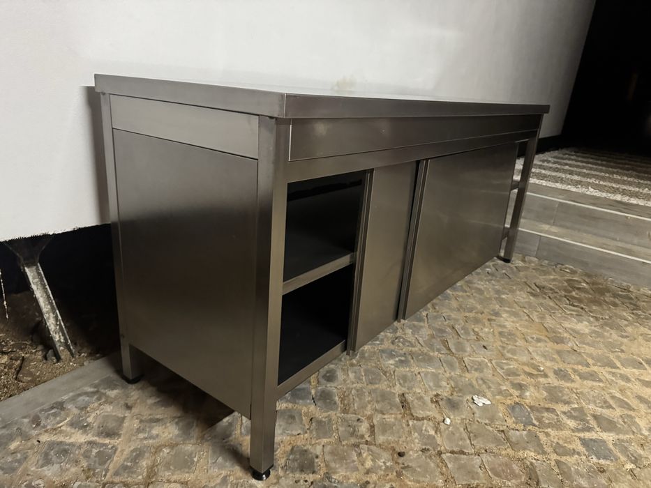 Movel em inox com portas