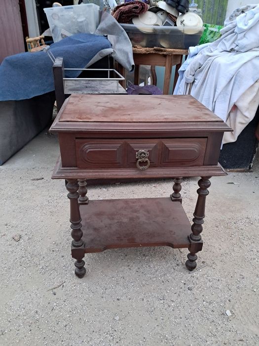 Mesinha de cabeceira em madeira