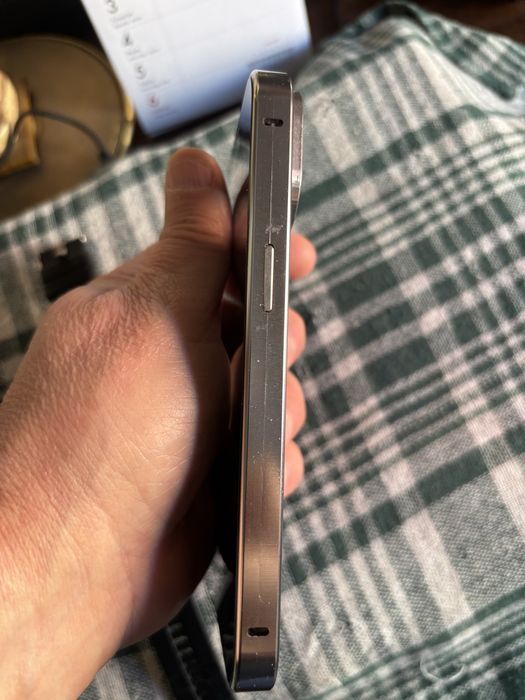 Złote etui na telefon Iphon15