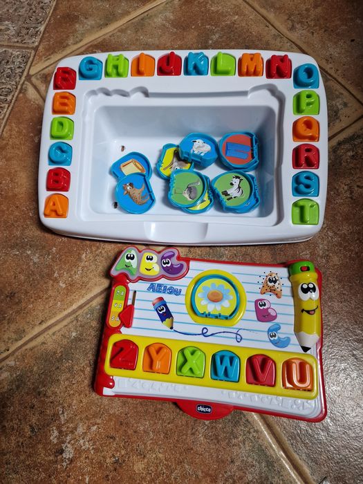 Mesa escolar aprende a ler