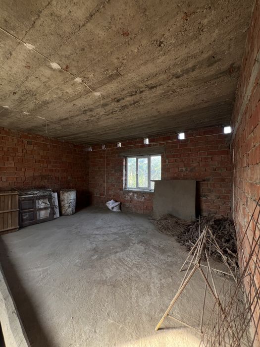 Продаж коробки (будинок + комерція)