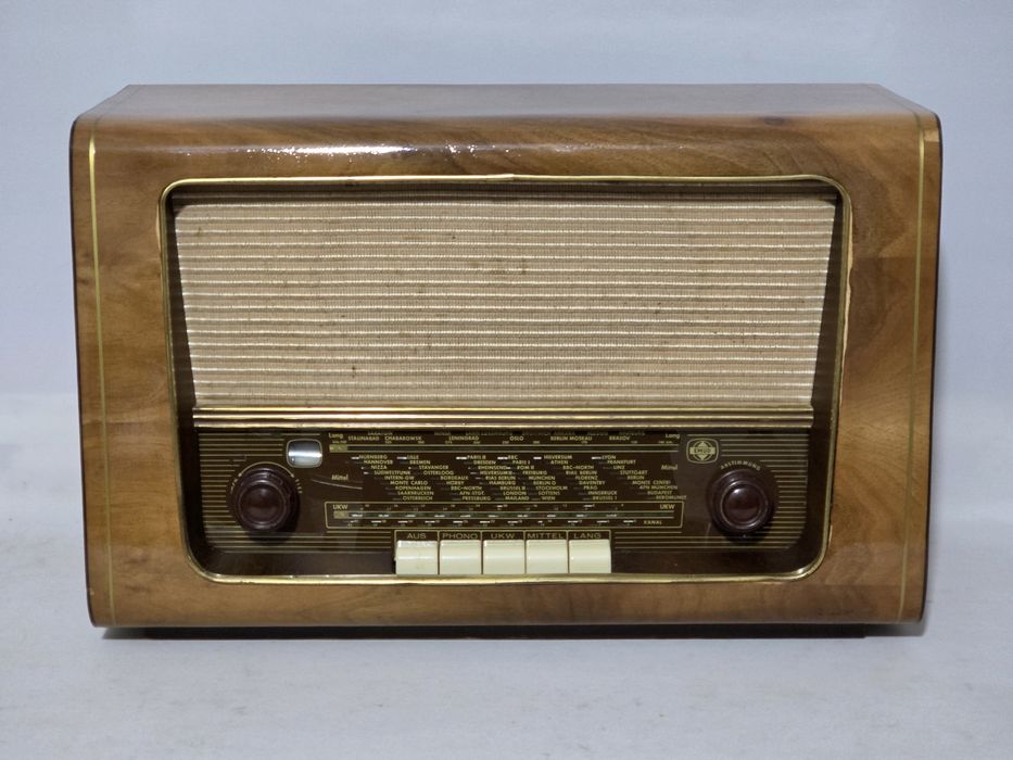 Rádio antigo reparado EMUD