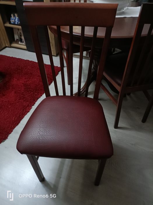 Mesa de sala com cadeiras