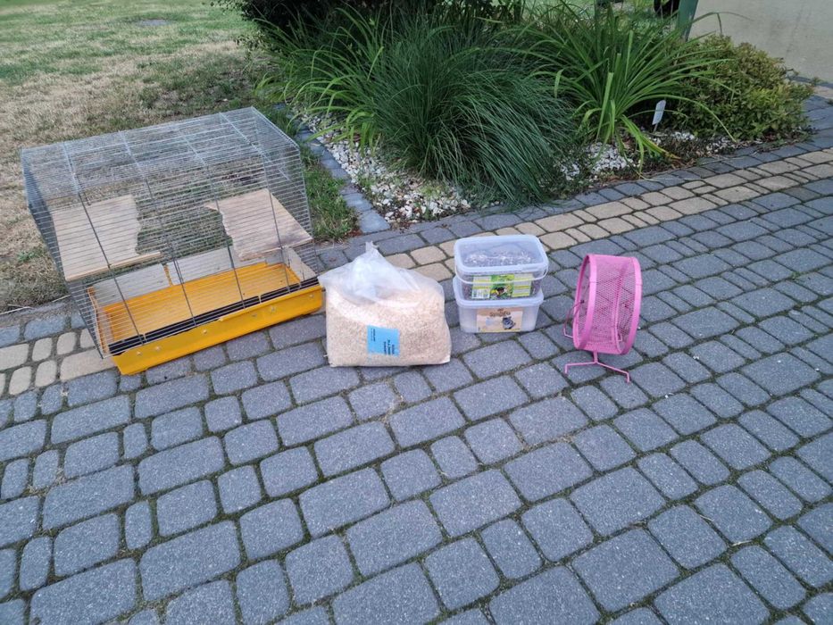 Bardzo ładna, solidna klatka dla zwierzaka plus akcesoria