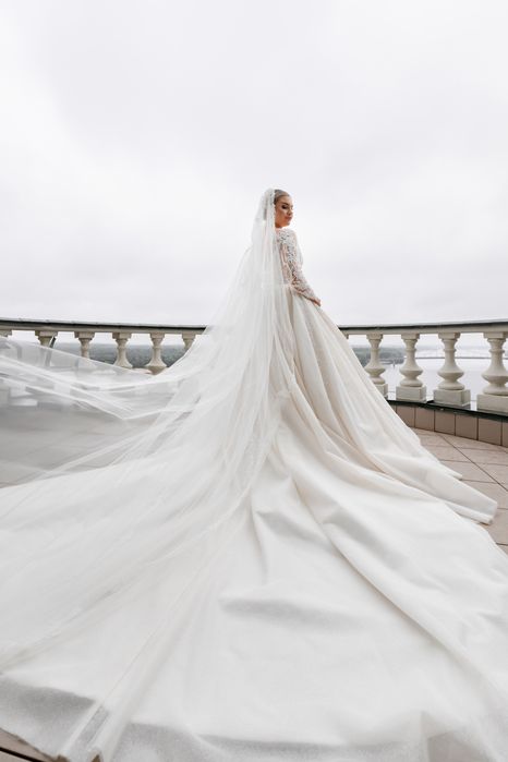 Шикарна весільна сукня