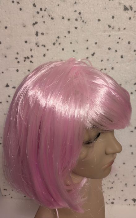 Peruka krótka pudrowy róż