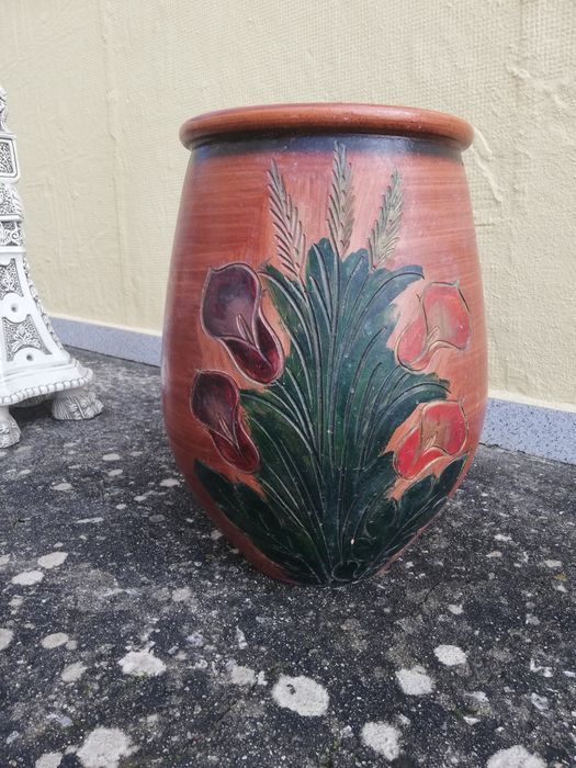 Coluna e vaso ceramica.