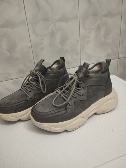 Жіночі осінні кросівки