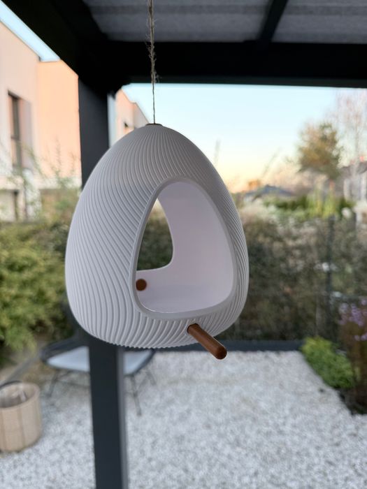 Nowoczesny karmnik dla ptaków – stylowy, lekki biały