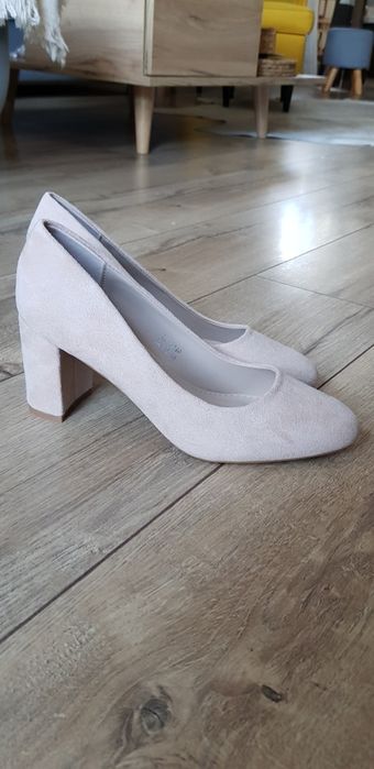 Nowe eleganckie na klocku
