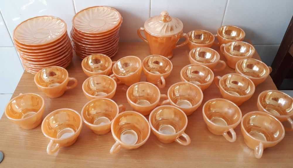 Chávenas c/pires e açucareiro- 22 cháv,24 pires,1 açucareiro-tudo 15€