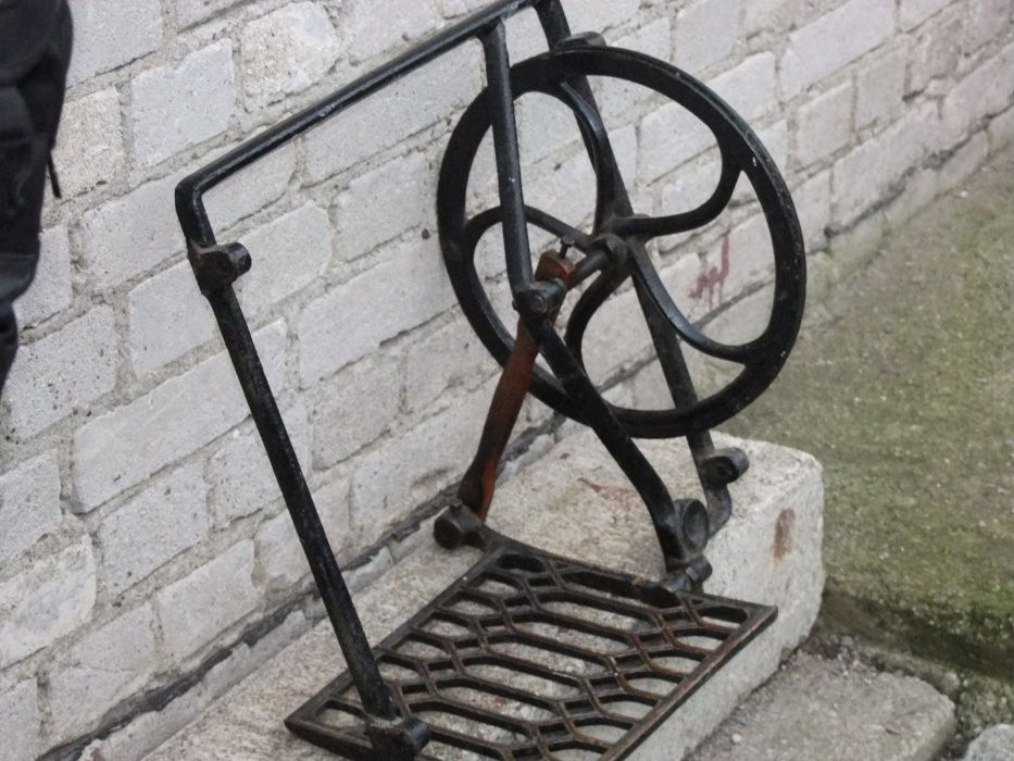 Element starej żeliwnej maszyny - dekoracja ogrodowa