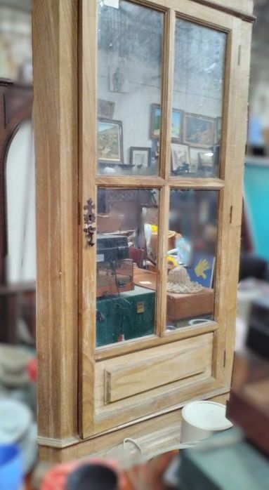 Vitrine Rústica de Canto em Madeira