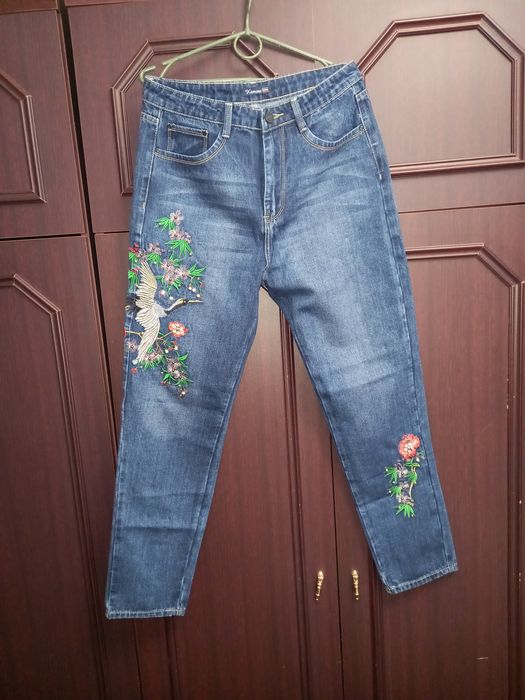Нові сині  джинси з вишивкою