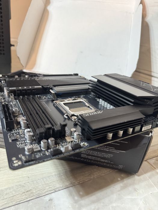 Материнська плата Gigabyte Aorus Elite AX b650