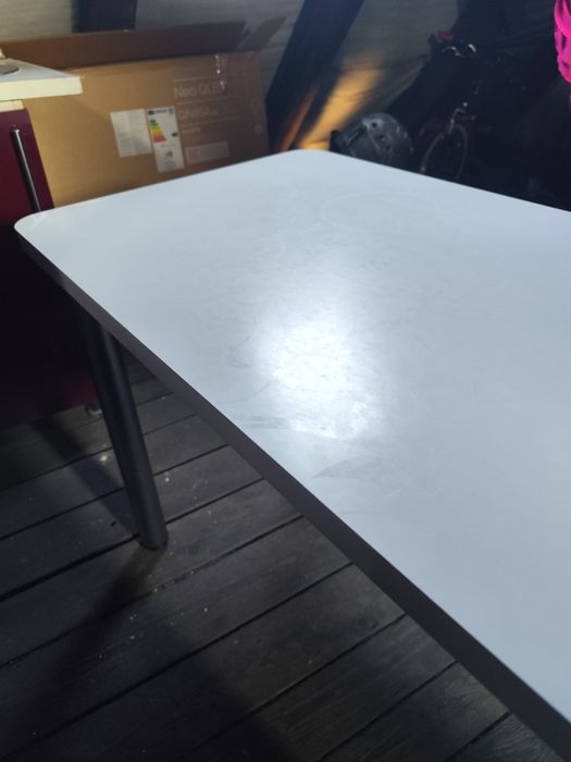 Stół białydelikatne wzory kwiatów wysoki 74,5 cm  110,5x58,5