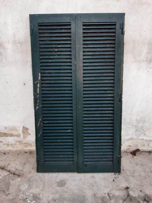 Porta para compartimento de gás ou arrumos