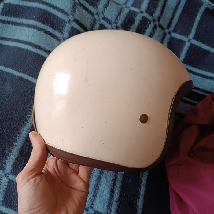 Kask Orzeszek z epoki PRL-u