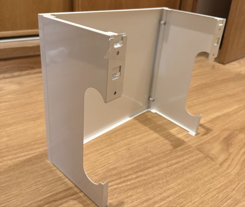 Capa branca em metal, para esconder tubos