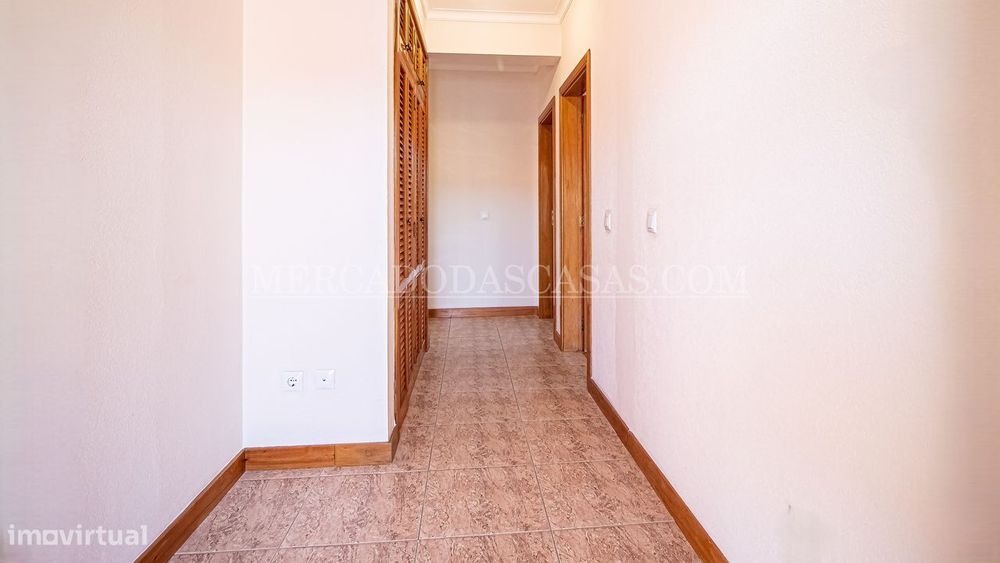 Térrea, com terraço, jardim, aproveitamento de sótão e uma garagem...