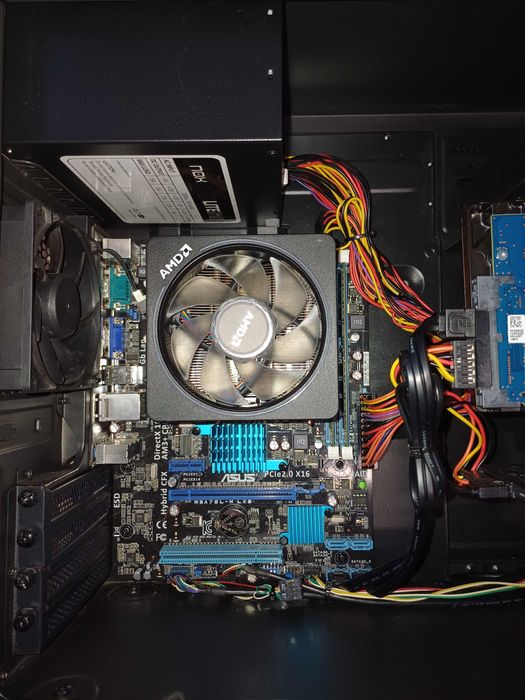 CPU AMD Phenom II X6 1055T 2,8GHz, RAM 8GB, SSD 240GB, HDD 500GB