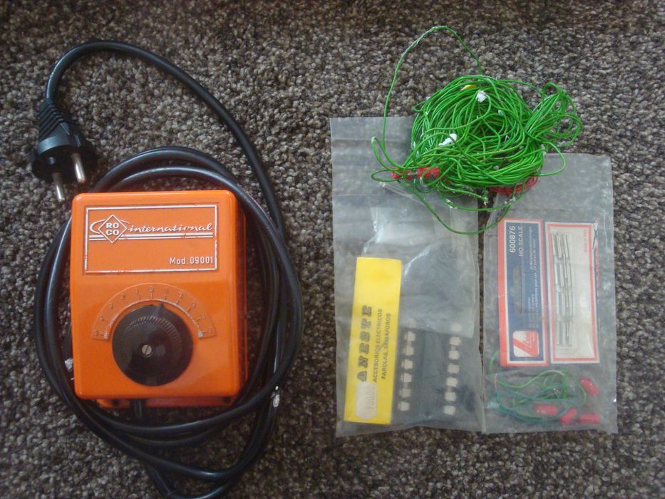 Pista elétrica de automóveis "CHAMPION" e comboio elétrico "LIMA"