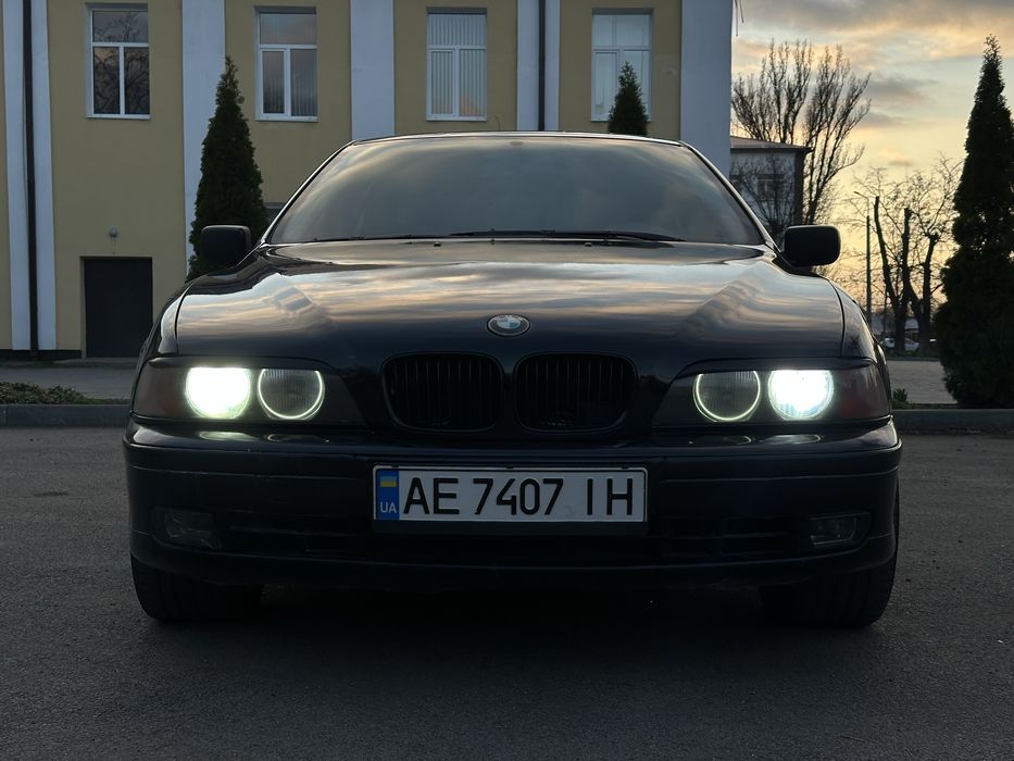Черная BMW E39 ГАЗ Бензин