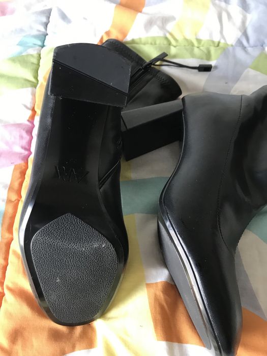 Sapato tipo botim de tacão largo.