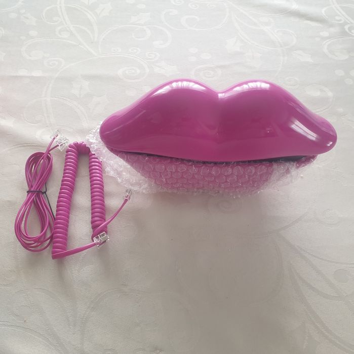 Telefone analógico cor de rosa em forma de lábios