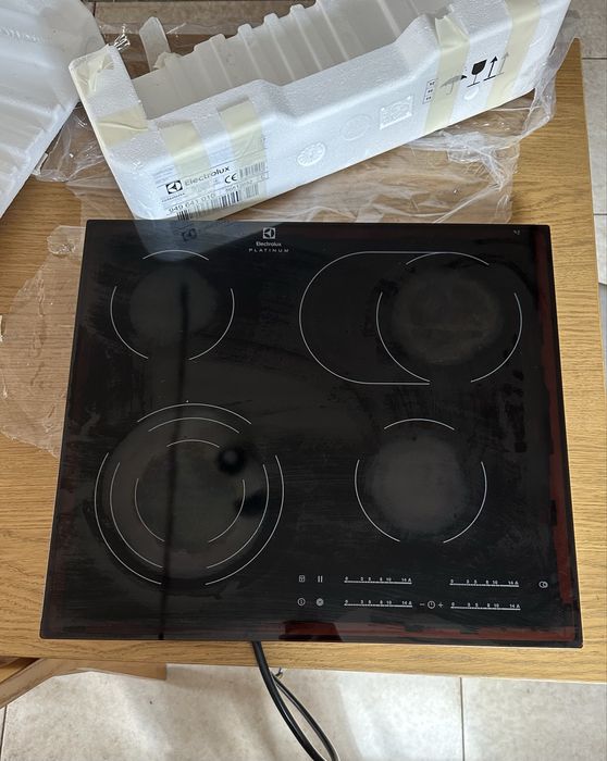 Варочна поверхня Electrolux (електроплита)