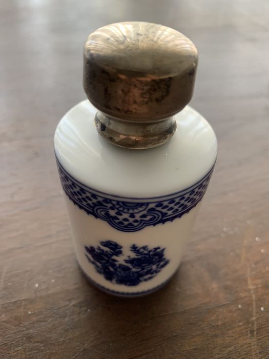 Frasco de perfume com tampa em prata