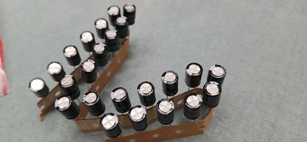 Kondensator cylindryczny 10V 470uF Nowe 2szt.