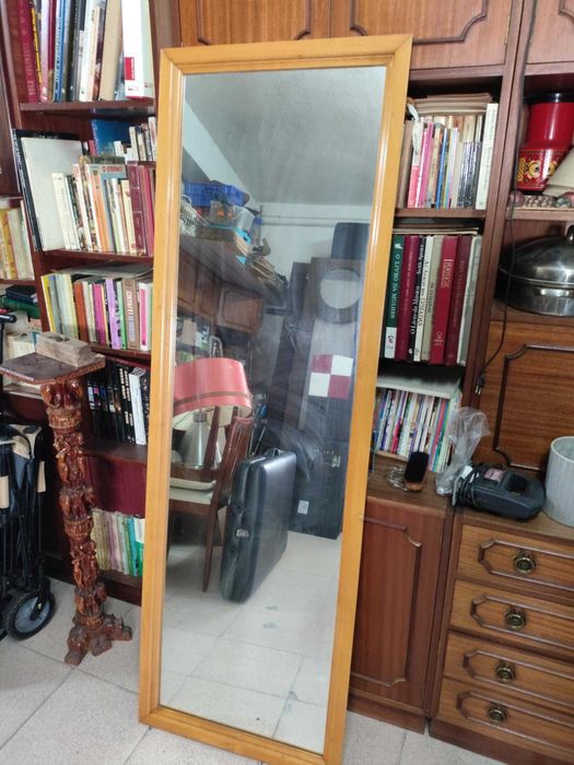 Espelho grande com moldura madeira