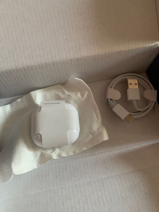 AirPods 4 від ресейлера