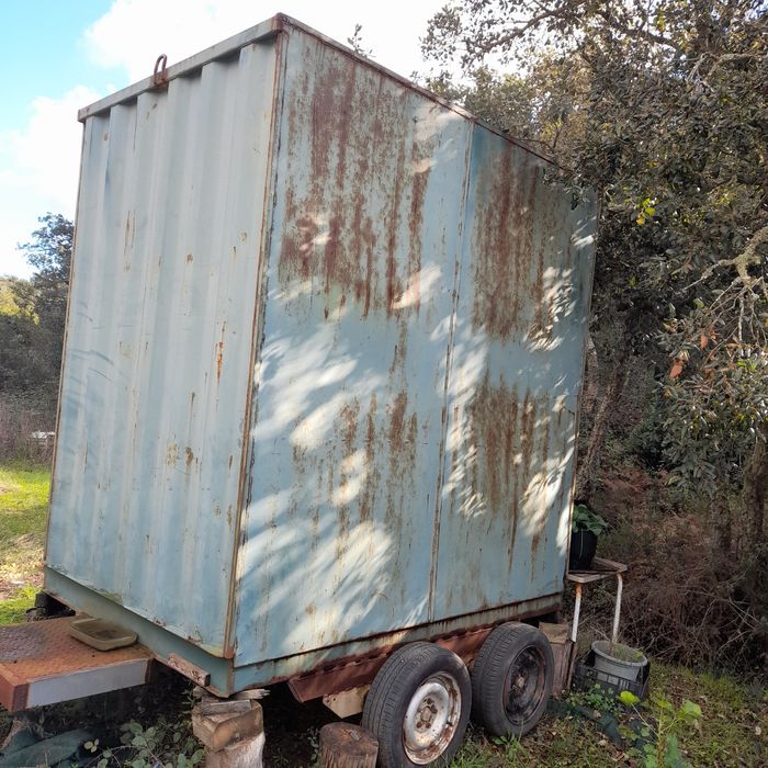 Contentor fixo em atrelado de 2 eixos