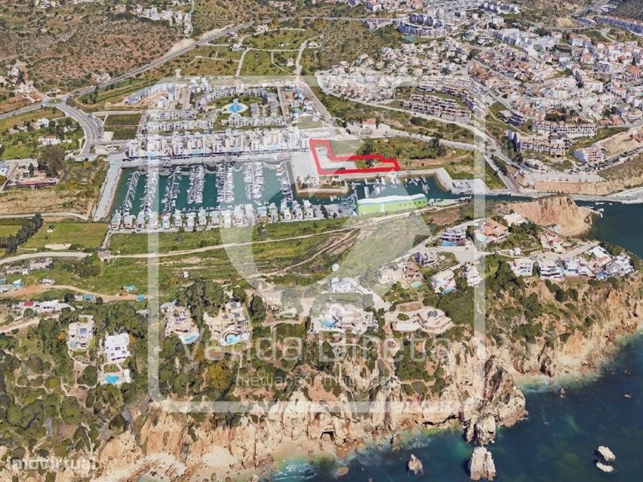 Terreno Urbano com 10897 m² junto à Marina de Albufeira.
