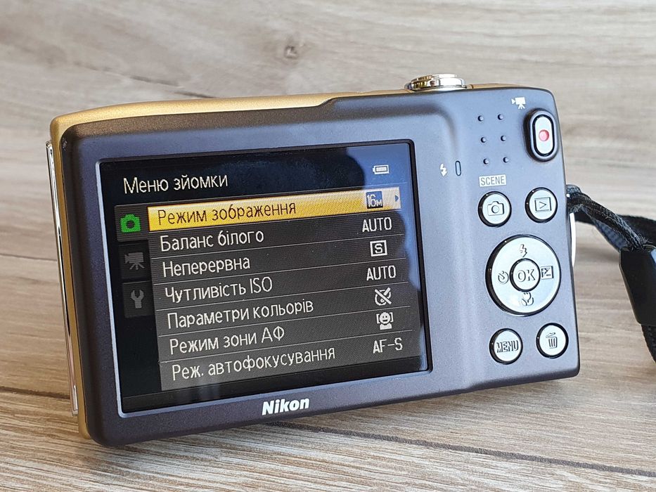 Вінтажний цифровий фотоапарат Nikon Coolpix S3300 Gold (16 Мп, 6x зум)