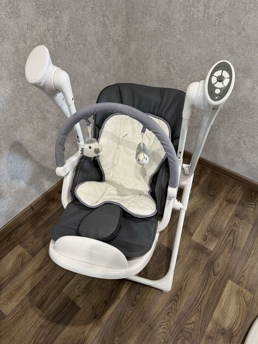 Carello Triumph гойдалка для немовляти, стільчик для годування