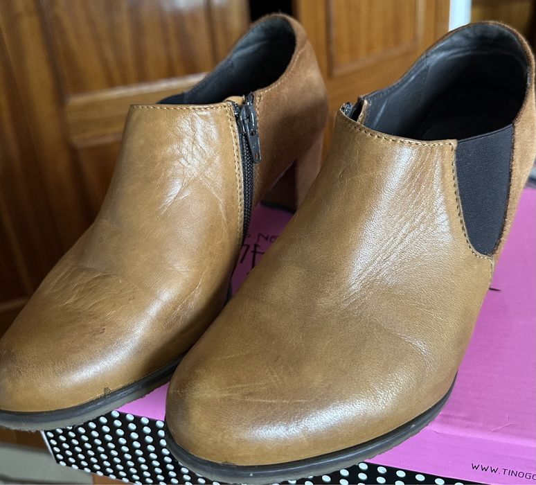 Sapato tipo bota cor castanho