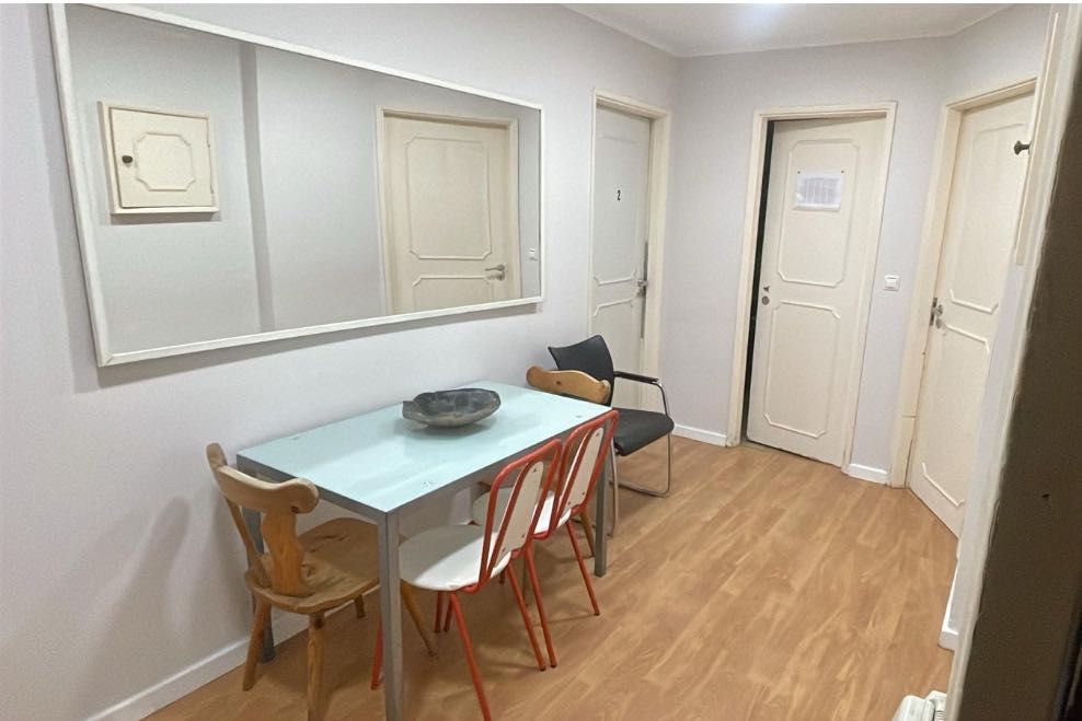 Tenho 4 quartos para arrendar