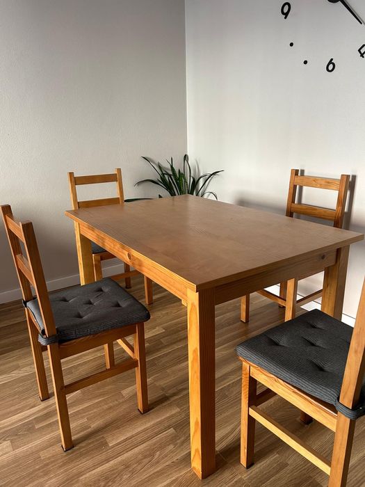 Sofá e mesa com 4 cadeiras