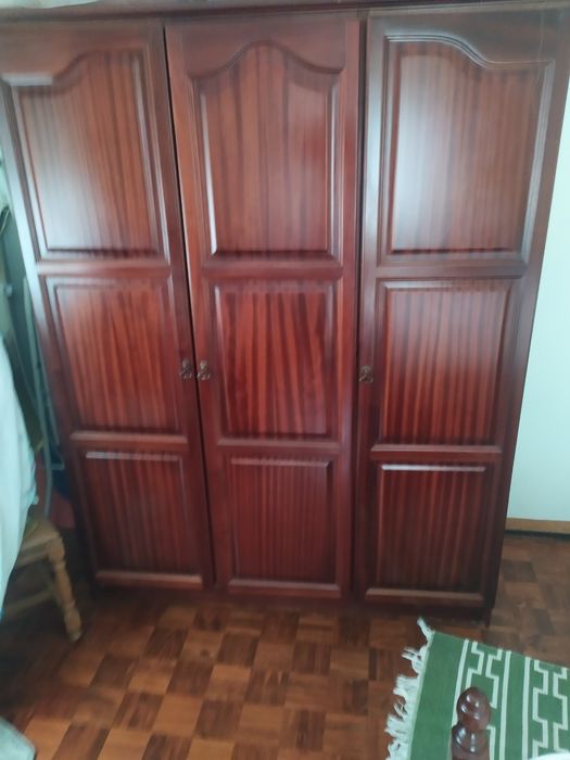 Cama de casal com mesinha cabeceira