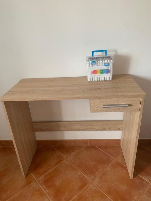 Estante e secretária