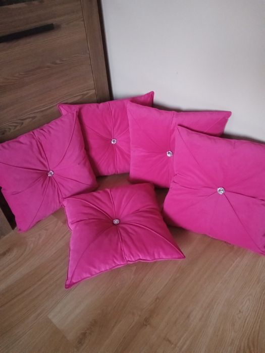 Poduszki dekoracyjne w kolorze fuksji